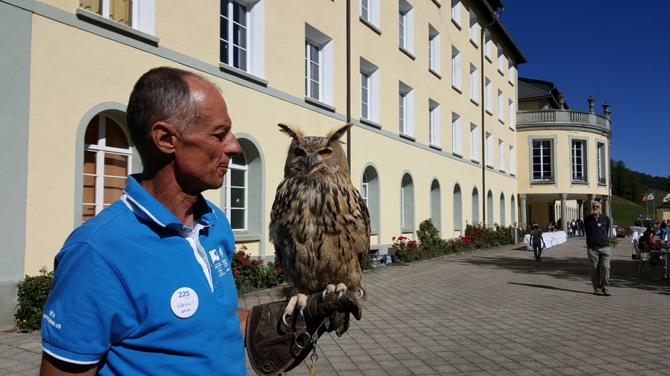 Werner Fischer, in um cun in polo blau ed ina mezza glazza ensemen cun ses UHU.