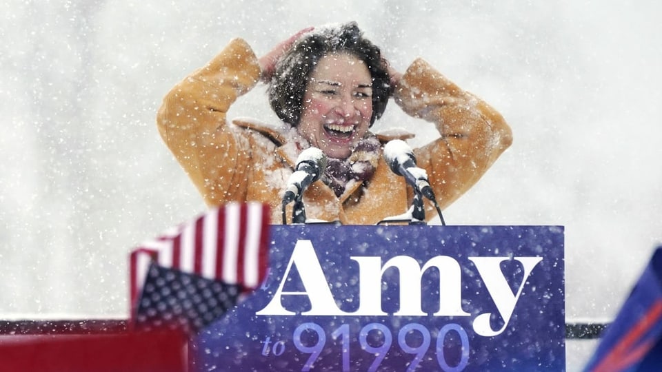 Amy Klobuchar mit Schnee in den Haaren