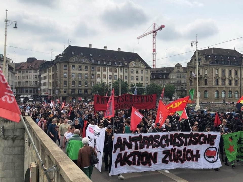 Demo mit Transparenten «Antifaschistische Aktion Zürich» oder «Basel bleibt Nazifrei».