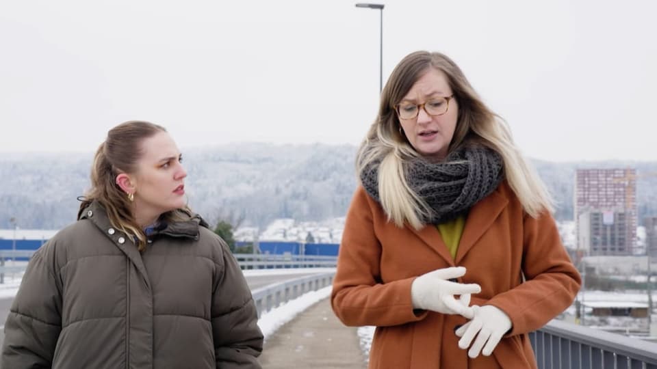 Zwei Frauen unterhalten sich auf Brücke