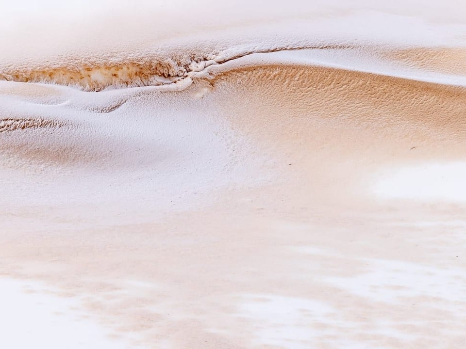 Saharastaubablagerungen im Schnee.