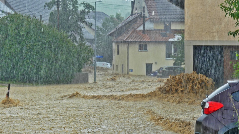 Eine überschwemmte Strasse