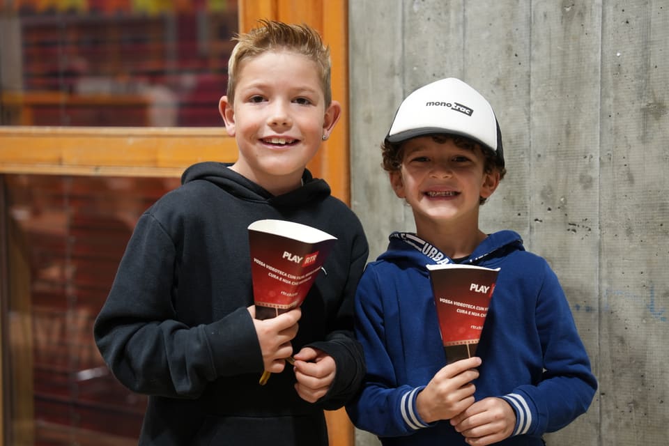 Zwei Jungen mit Waffeltüten lächeln.