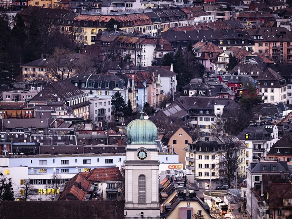 Panorama einer Stadt (Wipkingen Zürich) mit Kirchturm im Vordergrund.