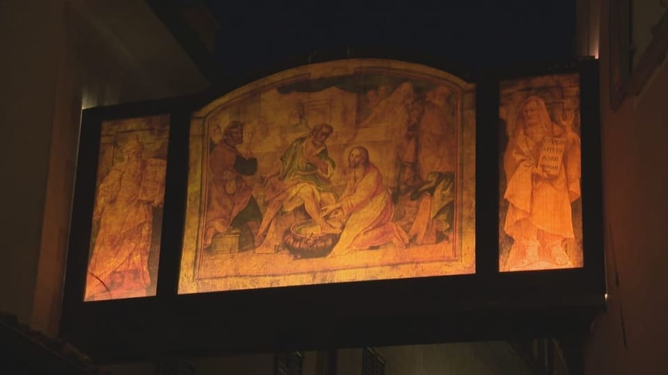 Ein sogenanntes «Trasparenti» leuchtet dezent in der Altstadt von Mendrisio.