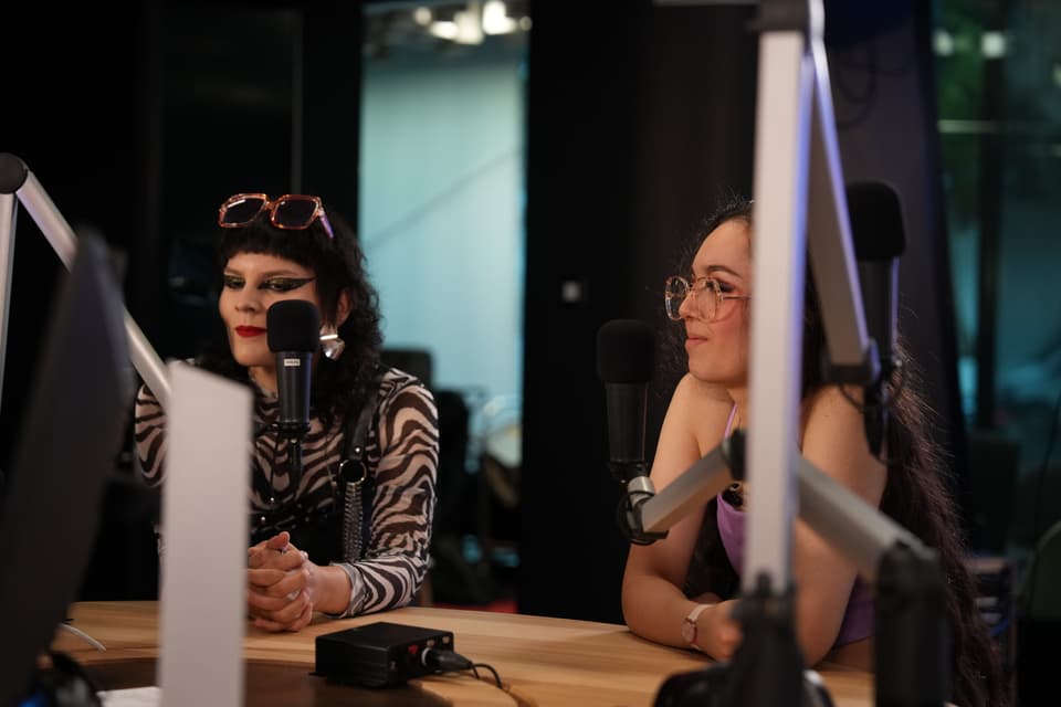 Zwei Frauen in einem Radiostudio.