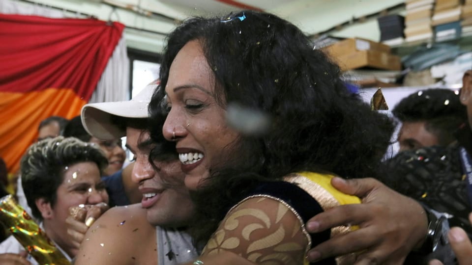 Ein lesbisches Paar in Indien umarmt sich nach dem  Gerichtsentscheid.
