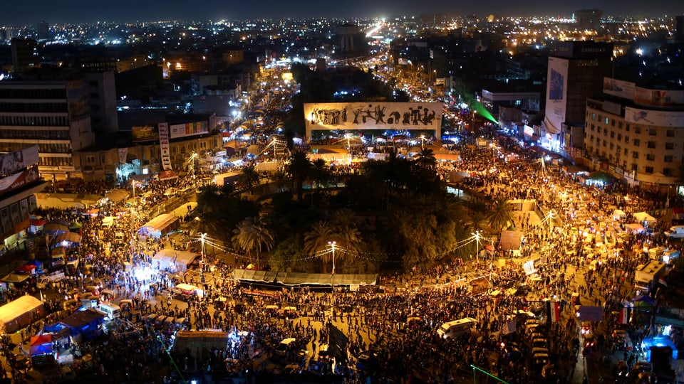 Tahrir fotografiert von oben, viele Lichter zu sehen.