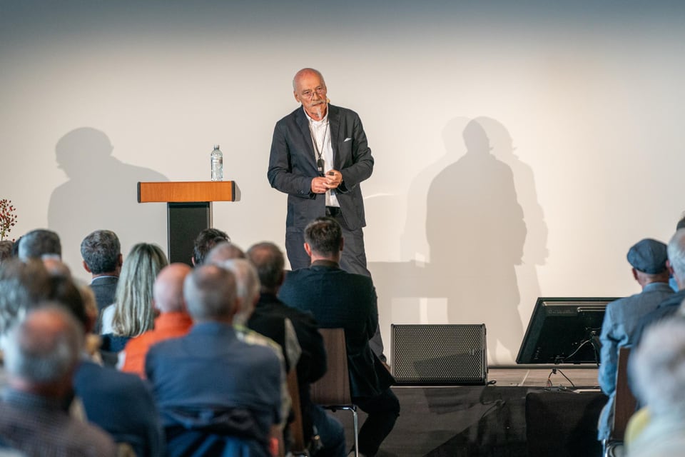 Reto Gurtner ist bekannt an der Generalversammlung der Weissen Arena auch über die Visionen der Zukunft zu referieren. 