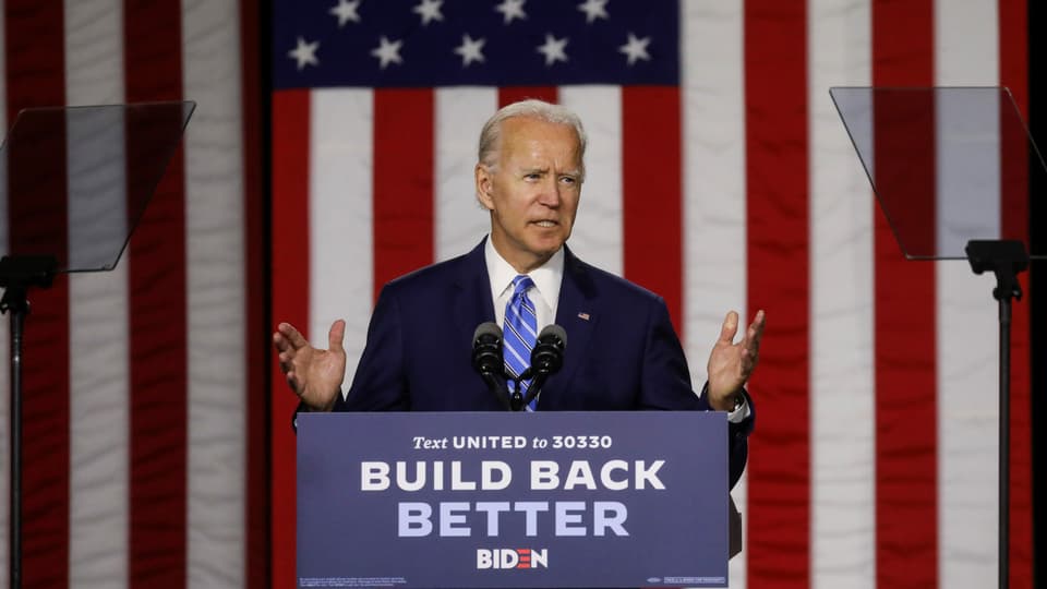 Joe Biden an einem Rednerpult vor einer USA-Flagge.