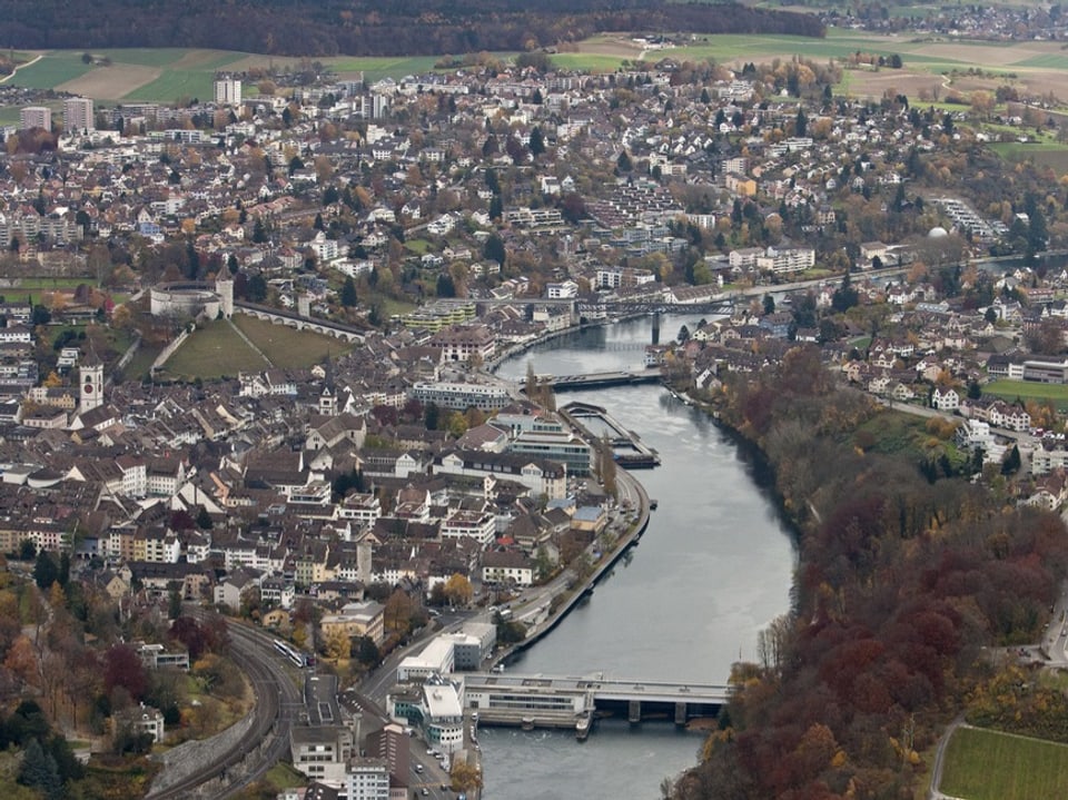 Luftaufnahme einer Stadt mit Fluss und Brücken.