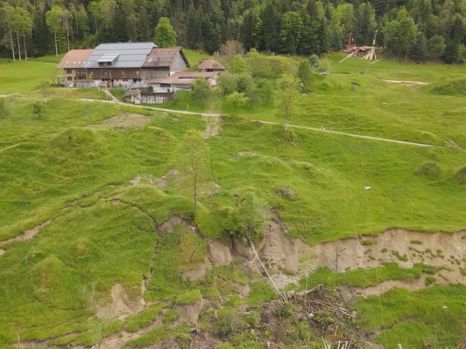 Bauernhaus oberhalb Hangrutsch