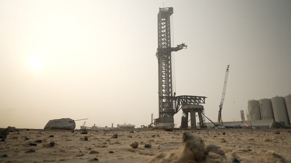 Kleine und grosse Betonbrockenrocken vor Startrampe