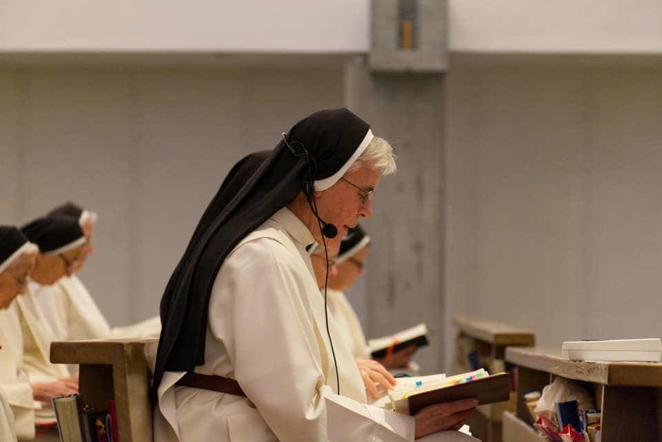 Schwester Armina beim morgentlichen Gebet