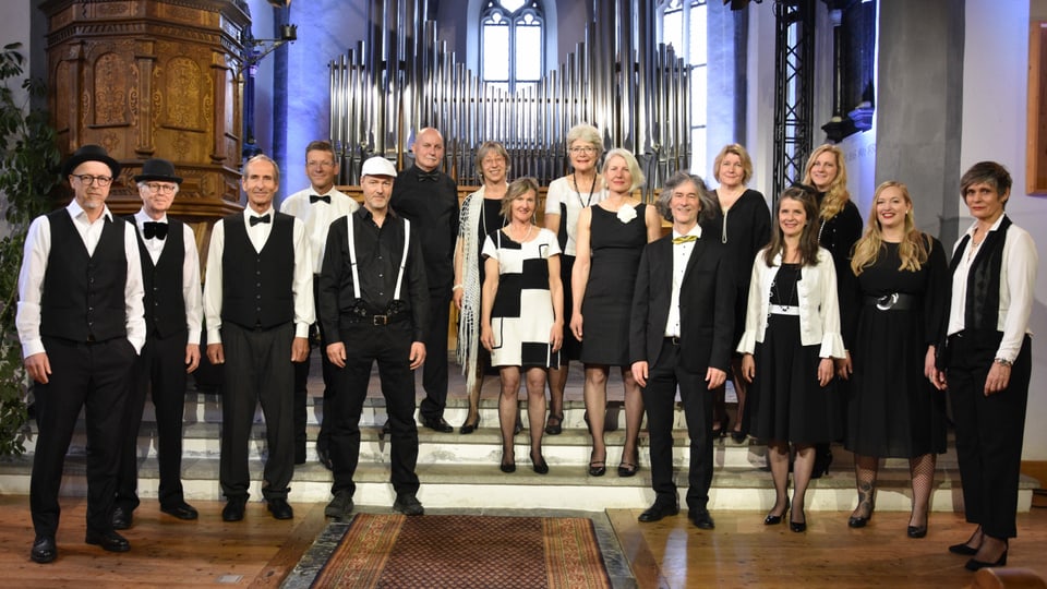 Arcas Syncopics (Jazzchor Chur), in lockerer, eleganter Kleidung