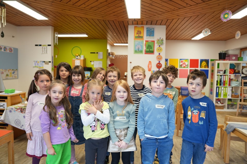 Gruppe von Kindern in einem Klassenzimmer.