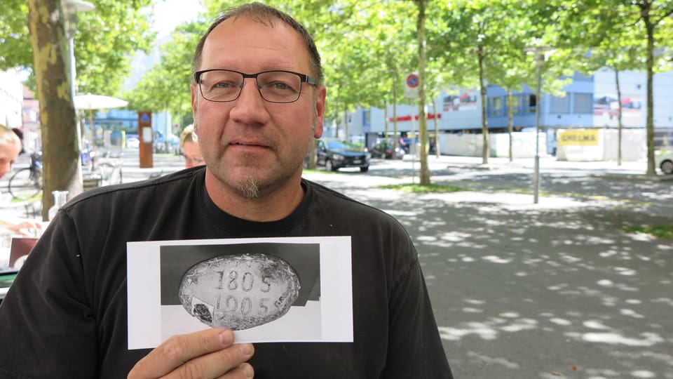 Portrait Peter Michel mit Foto des alten Unspunnensteines.