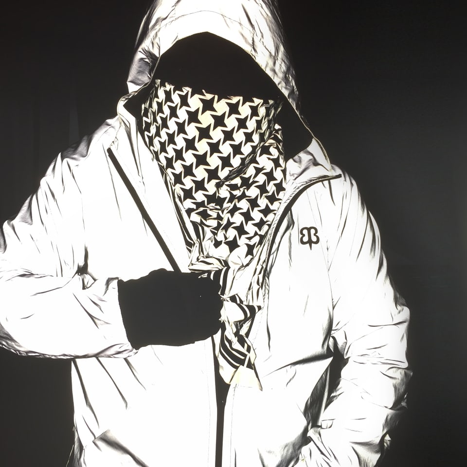 Die Silhouette eines Mannes in einer Jacke und einem Schal von Betabrand ist dank den Kleidern unkenntlich.