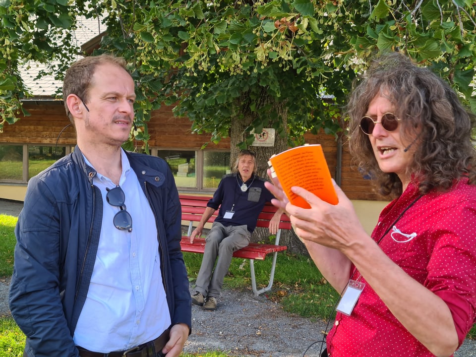 Roman Weishaupt e Beat Mazenauer discuteschan sur dal teater «Der Dorfladen». 