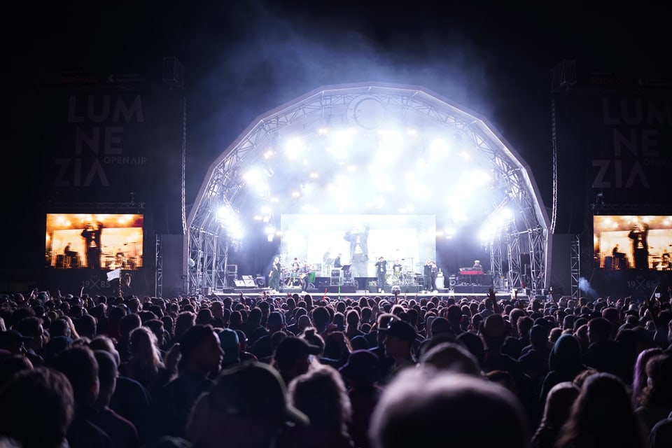 Aussicht am Abend auf die Bühne vom Open Air Lumnezia.