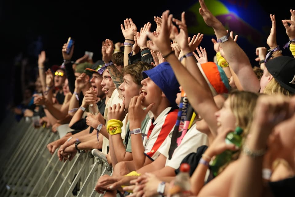 Menschenmenge bei einem Konzert, Arme in der Luft am Open Air Lumnezia 2024.