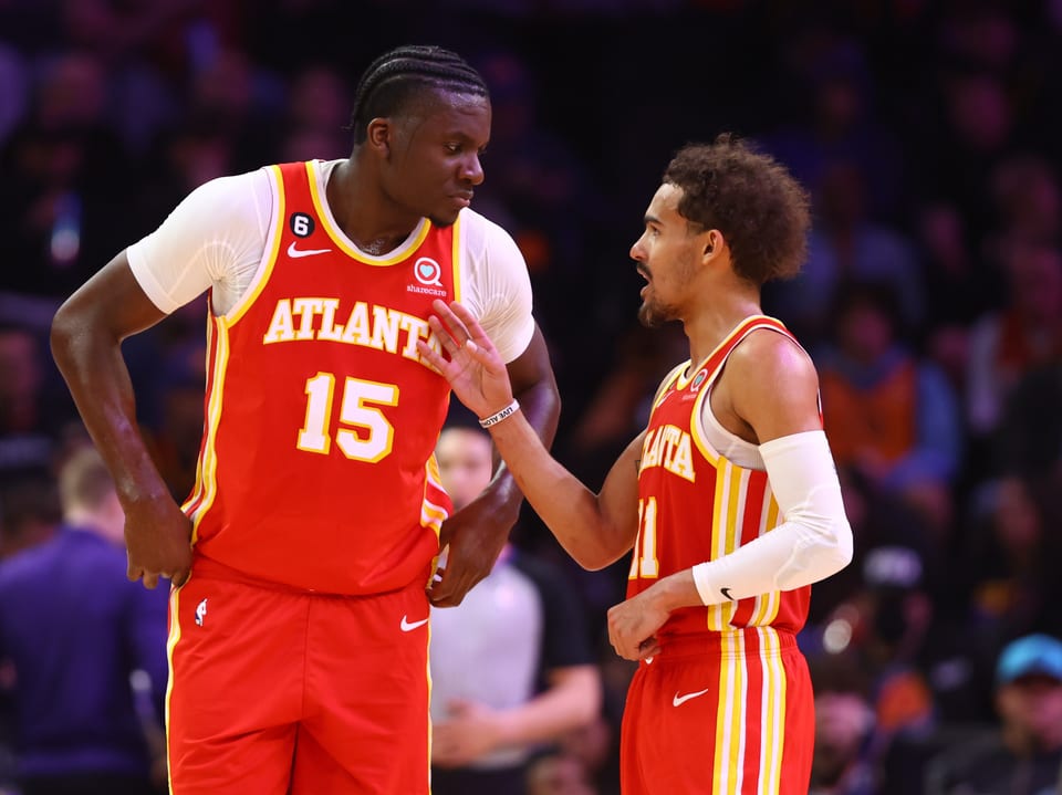 Clint Capela und Point Guard Trae Young.