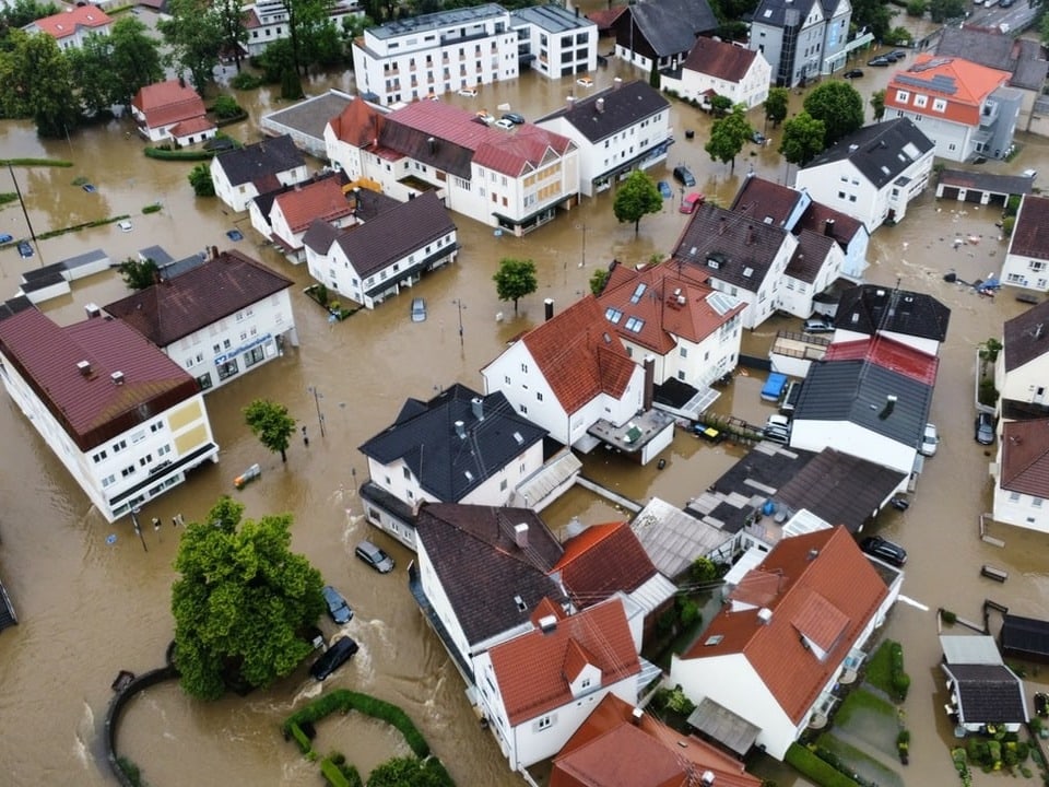 Luftaufnahme eines Wohngebiets nach einer Überschwemmung.