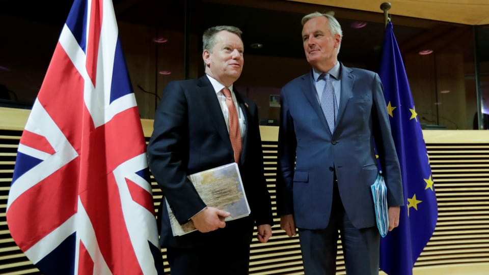 Frost und Barnier stehen jeweils neben ihren Landesflaggen.