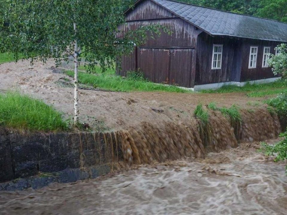 Wassermassen fliessen über Wiesen