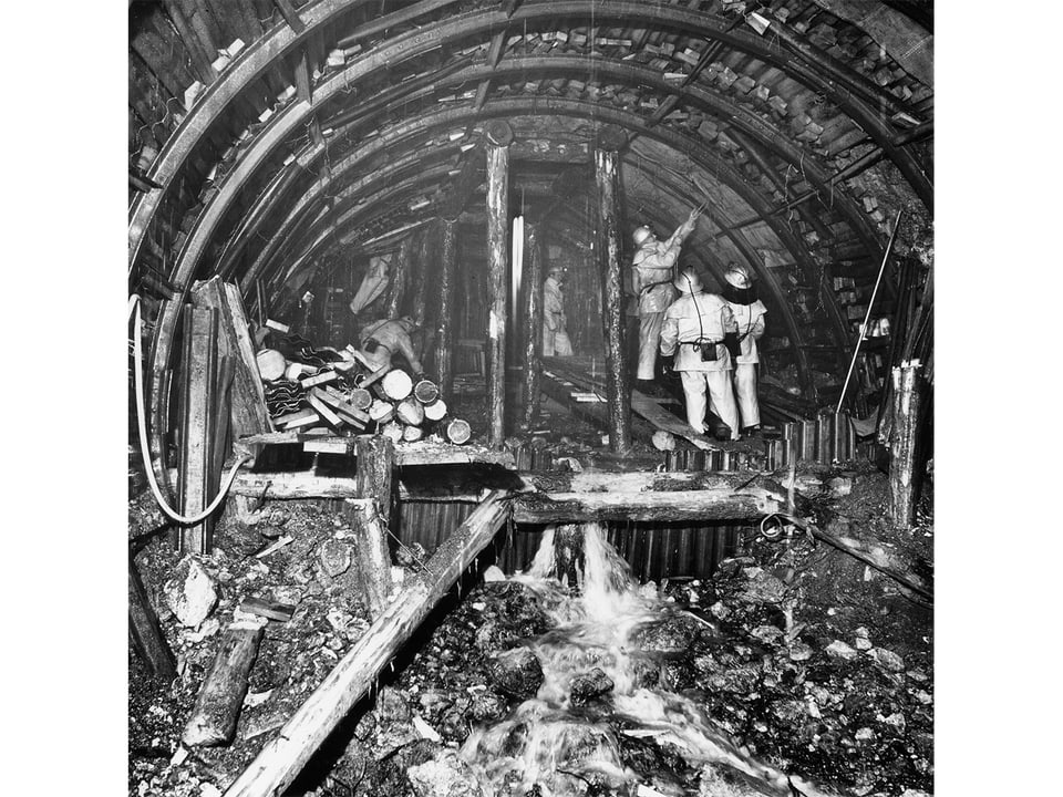 Fotografia en alv en nair da la construcziun dal la gallaria da pressiun Ova Spin