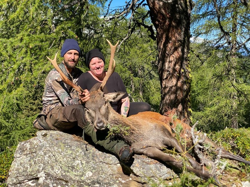 Jäger mit Hirsch