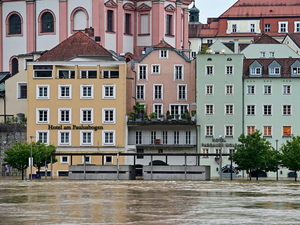 Häuser in einer überfluteten Stadt.
