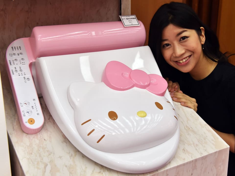 Japanische Toiletten sind nicht nur Toiletten - sie sind Erlebnisse. Oft kann hier von der Sitzwärme bis hin zum passenden Soundtrack alles auf der Toilette eingestellt werden. Auch extravagante Designs scheint es zu geben...