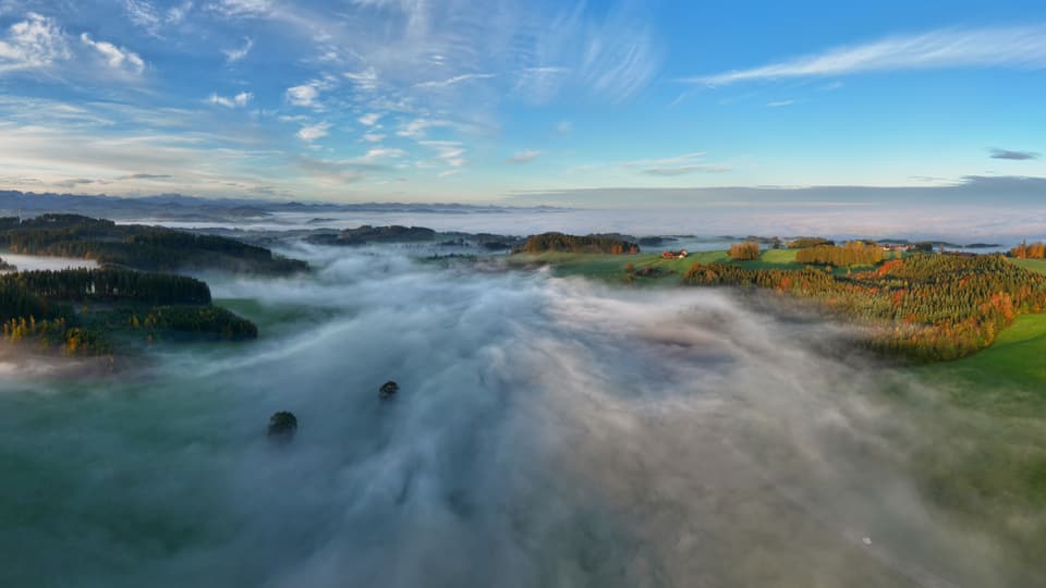 Landschaft mit Nebel und blauen Himmel.