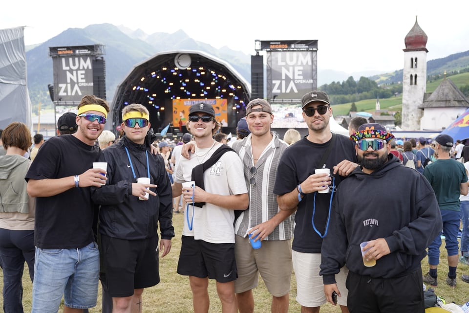 Besucher auf dem Festivalareal in Degen.