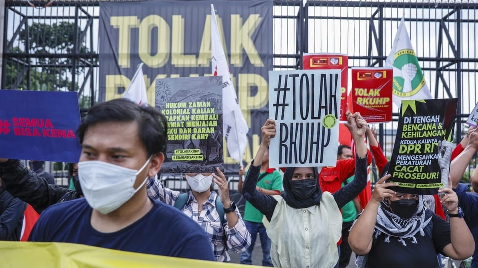 Demonstranten protestieren in Jakarta gegen den Entwurf des neuen Strafgesetzes.