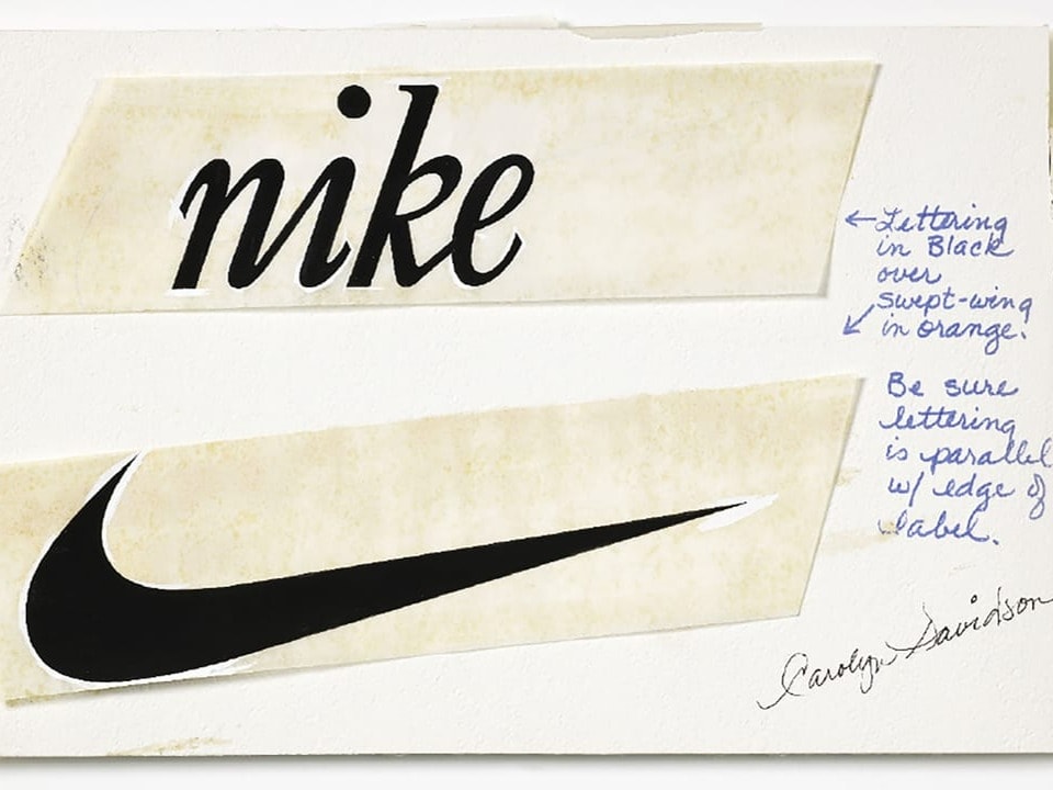 Handgezeichnetes Nike-Logo mit Anmerkungen auf Papier.