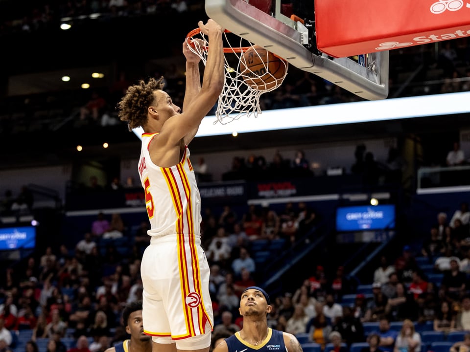 Basketball player beim Dunk im Spiel.