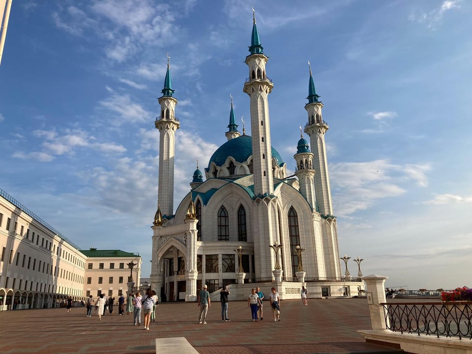 Menschen vor der Kul-Scharif-Moschee bei klarem Himmel.