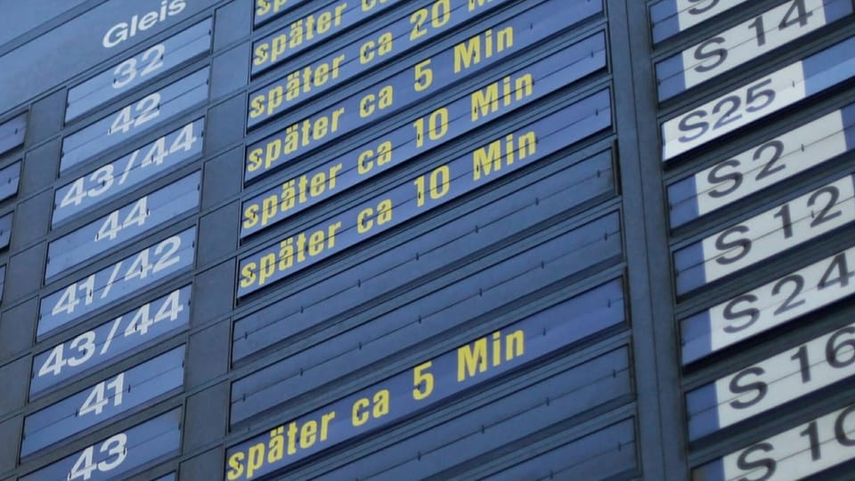 Eine Fahrplantafel der SBB listet mehrere Verspätungen auf.