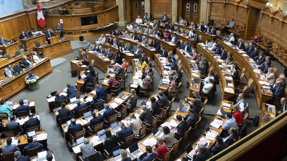 Ein Blick von oben in den gefüllten Nationalratssaal im Bundeshaus in Bern.