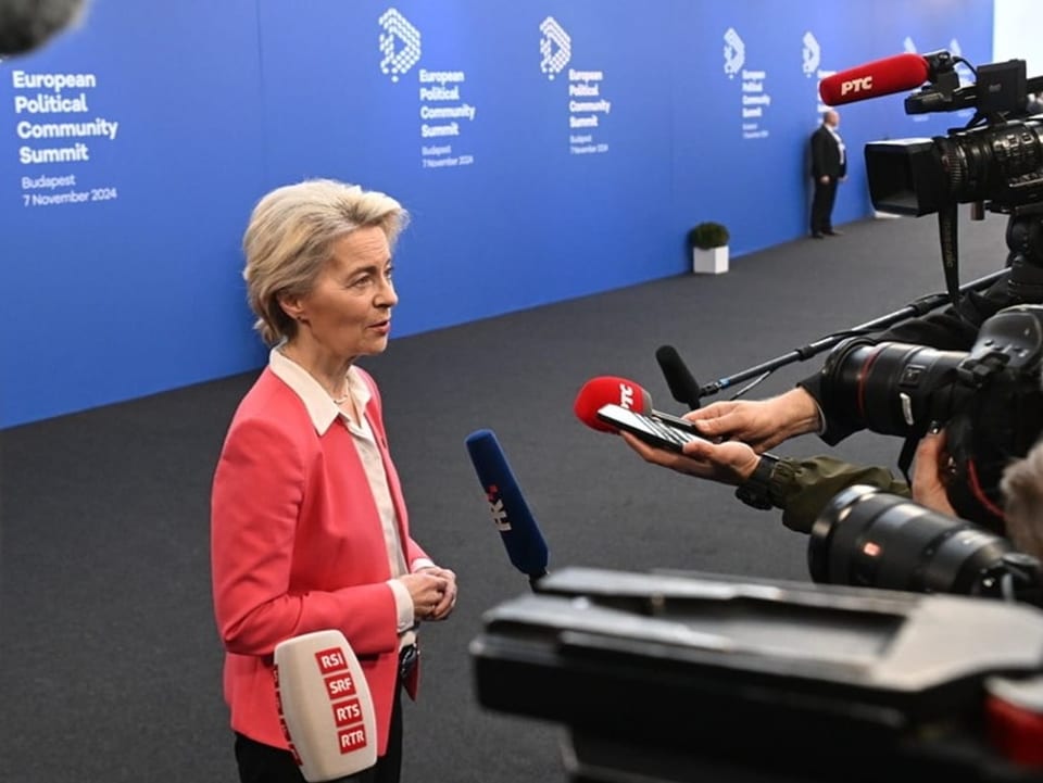 Von der Leyen spricht in Mikrofone bei Gipfel in Budapest.