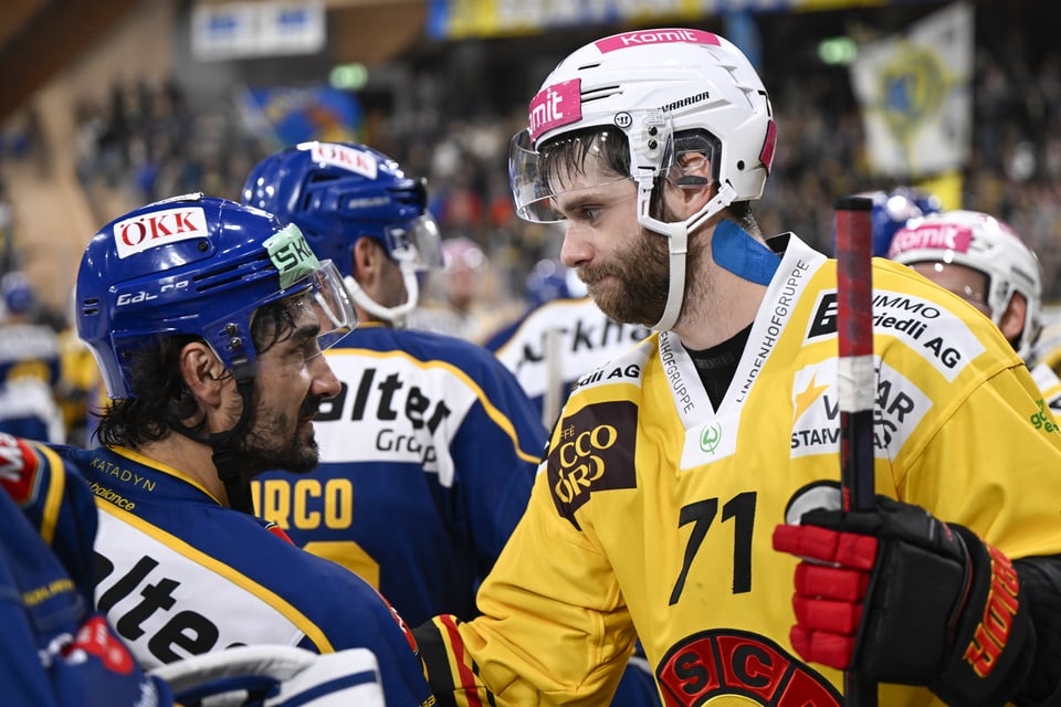 SC Bern: Paschoud macht ein shakehands cun Ambühl.