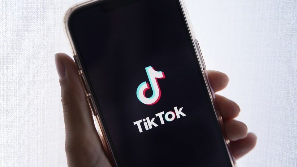 Auf diesem Foto hält eine Person ein Mobiltelefon mit dem TikTok-Logo in Los Angeles hoch. 