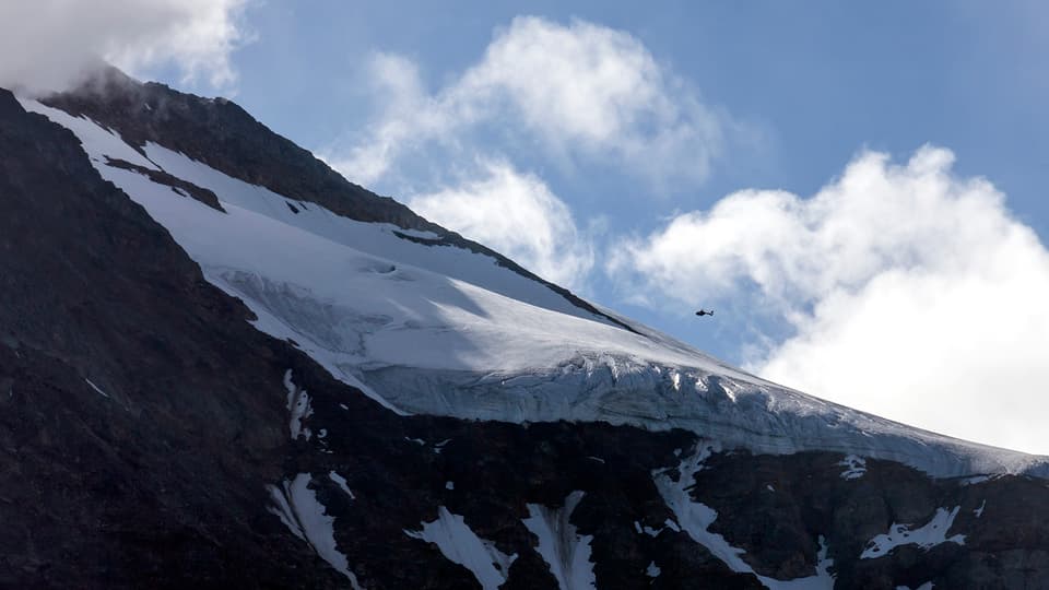 Ein Helikopter kreist über dem Sustengebiet.