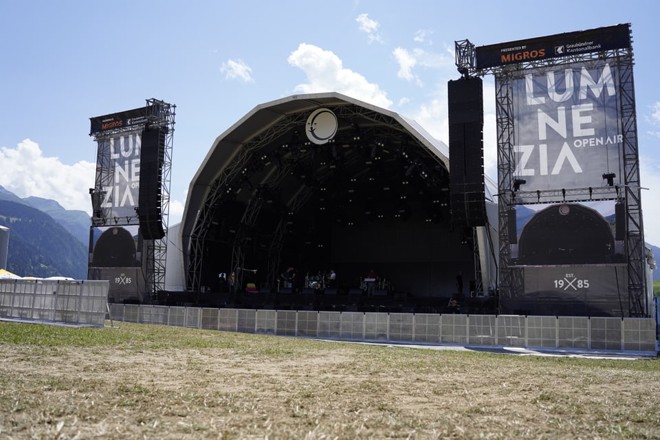 Da war die grosse Tribüne des Festivals noch leer.