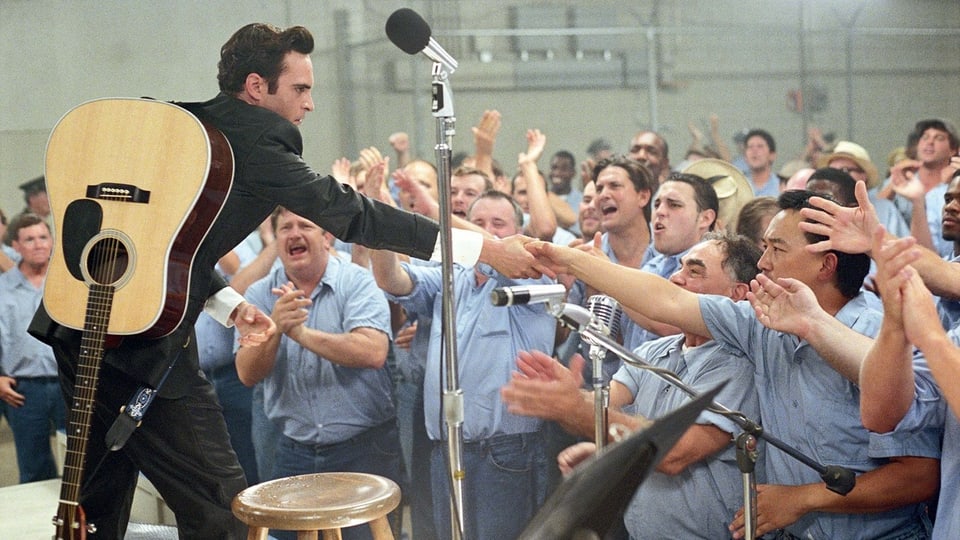 Joaquin Phoenix in einer Filmszene, in der er als Johnny Cash von Gefängnisinsassen frenetisch gefeiert wird.