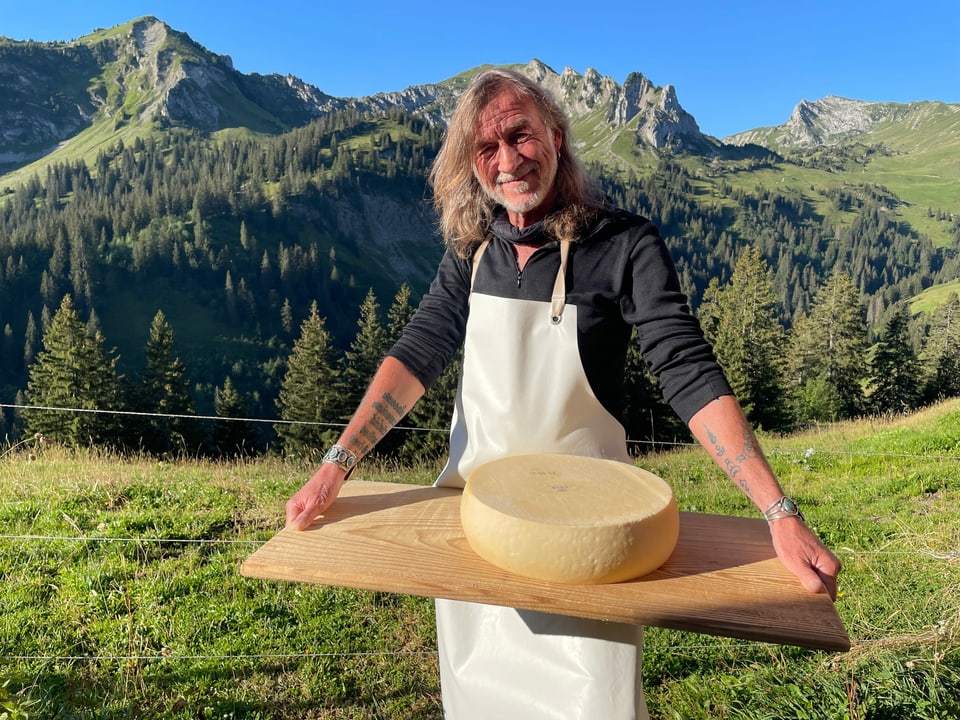 Diesen Raclettekäse hat SRF 1-Moderator Ralph Wicki auf der Alp Morgeten produziert. Wir fragten das SRF 1-Publikum: Wie soll der Käse heissen? 
