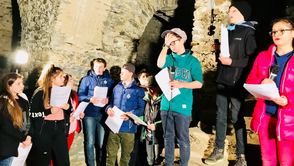 Las scolaras e scolars da Samedan durant la preschentaziun en il Palazzo Comacio a Roveredo.