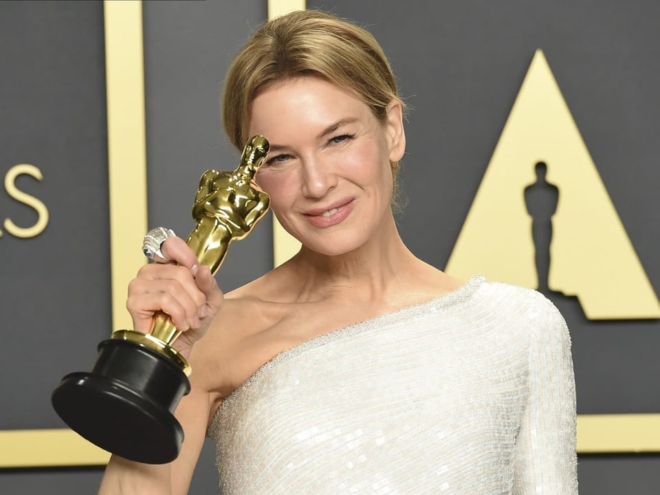 Renée Zellweger präsentiert ihren Oscar.